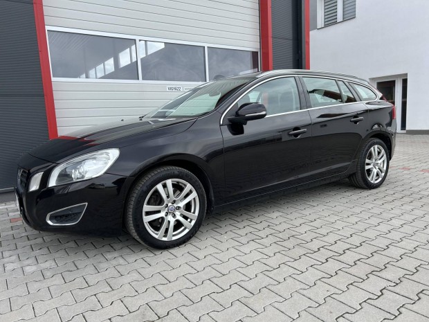 Volvo V60 2.4 D [D5] Summum Geartronic Vezetett...